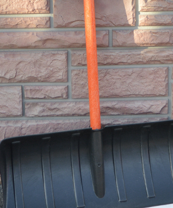 Лопата "Зима" № 5 с оц.планкой d-30 с д/чер. и V-обр. ручкой 480х350